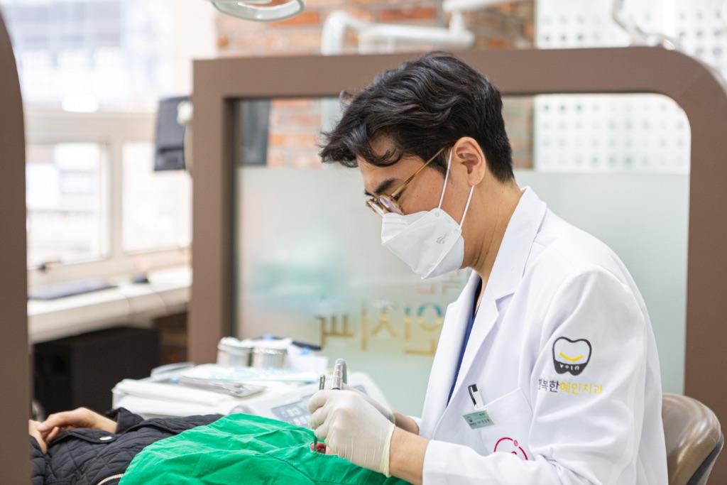치과 치료 시술 장면